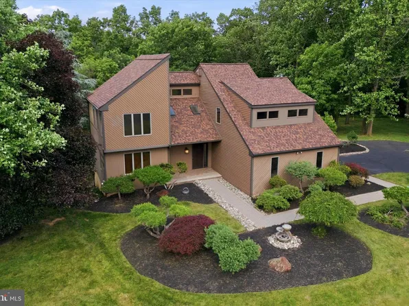 84 Skoures Ln, Newtown, PA 18940