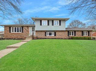 2804 Mockingbird Ln, Bloomington, IL 61704