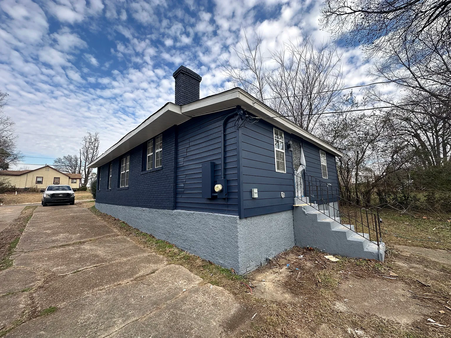 351 W Burdock Ave — Photo 2