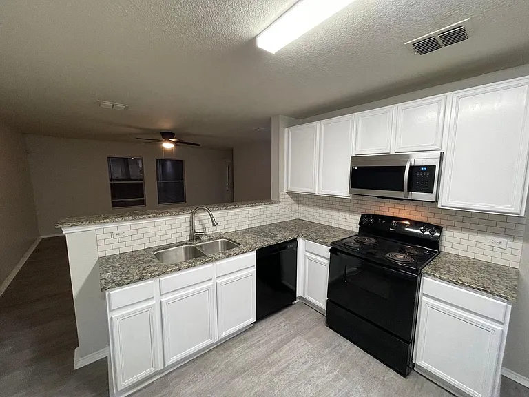 1512 Queens Brook Ln — Photo 4