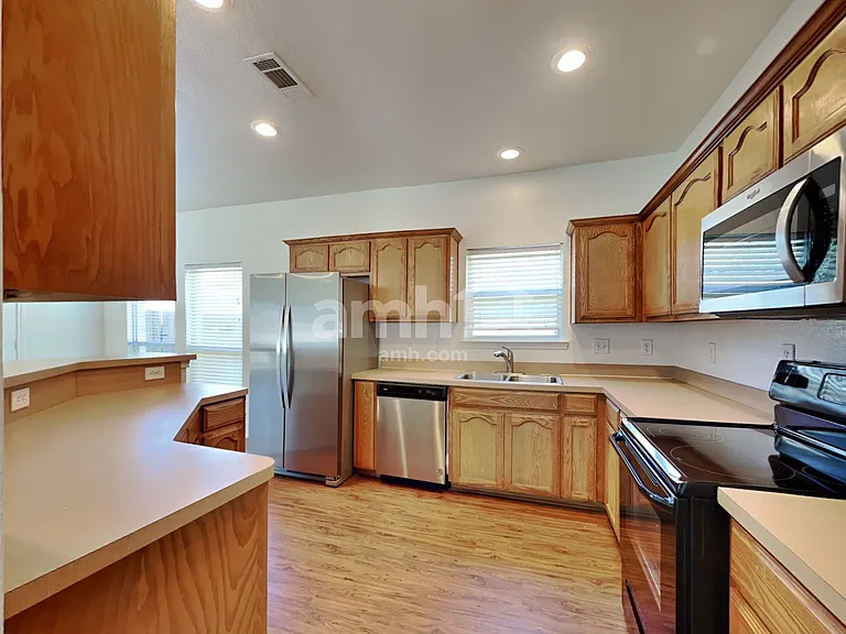 1137 Boxwood Dr — Photo 3