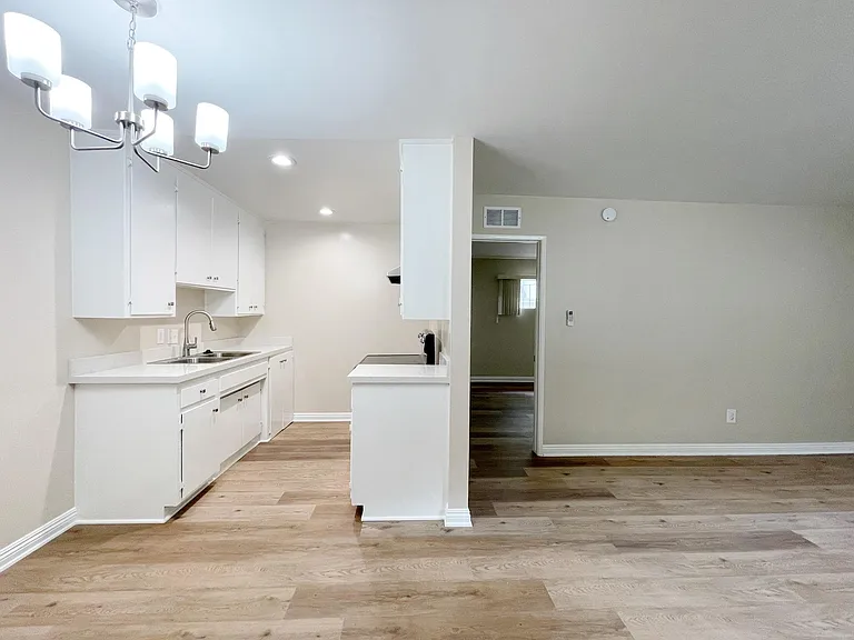 2851 Montrose Ave — Photo 7