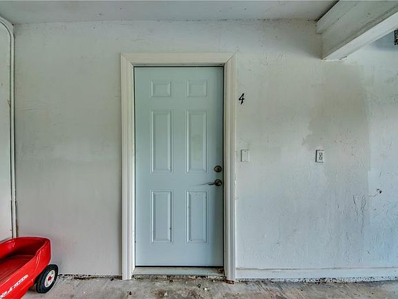 3rd image of 5836 Queen Elizabeth Way APT 4