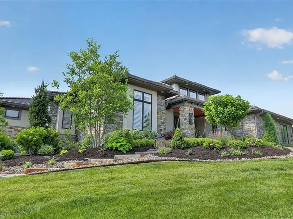 8085 NW Green Glades Ct, Parkville, MO 64152