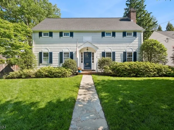 18 Colony Dr, Summit City, NJ 07901