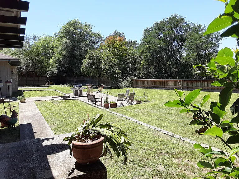 724 Whispering Oaks Dr — Photo 5