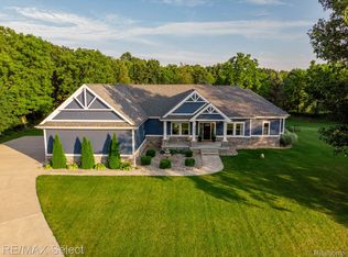 9388 McMullen Cir, Fenton, MI 48430