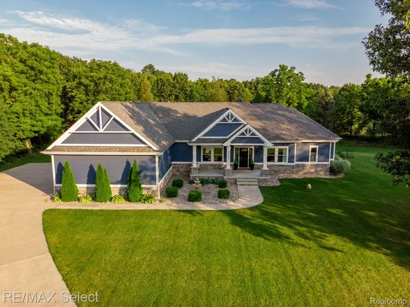 9388 McMullen Cir, Fenton, MI 48430