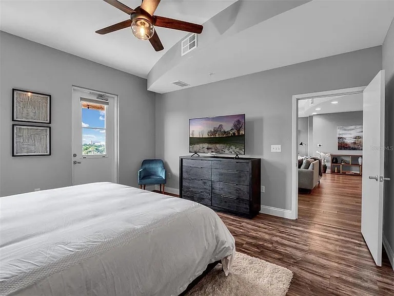 525 E Jackson St — Photo 21