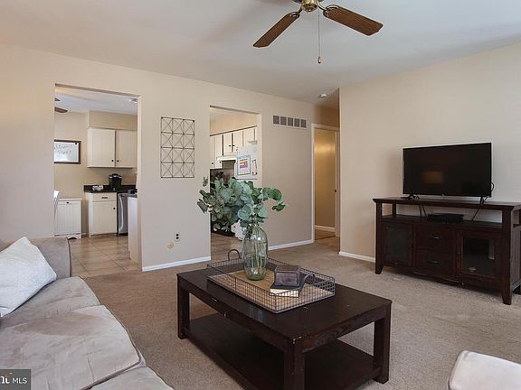3rd image of 18 Dianna Dr