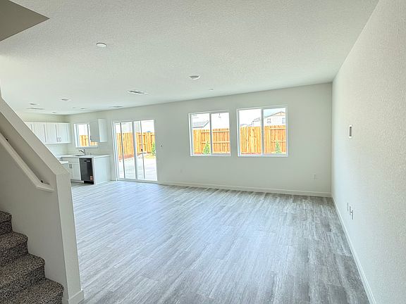 4th image of 541 Foxtail Ct