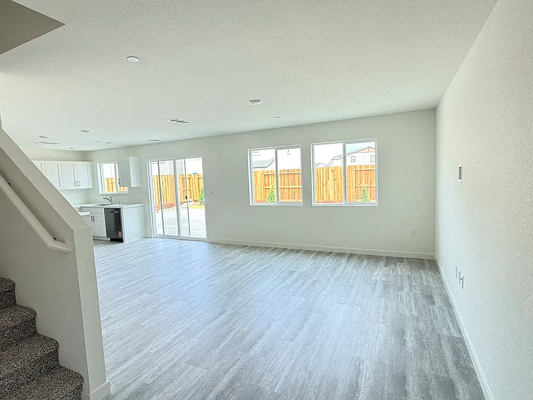 516 Foxtail Ct — Photo 3