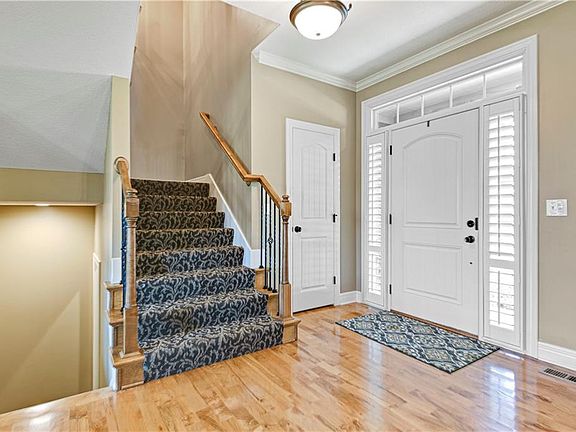 5th image of 15829 England St