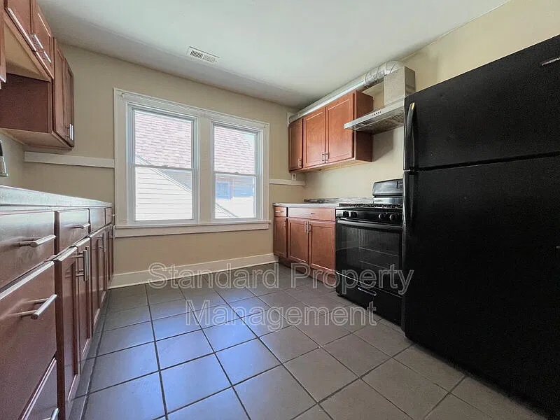 501 PLymouth Ave — Photo 3