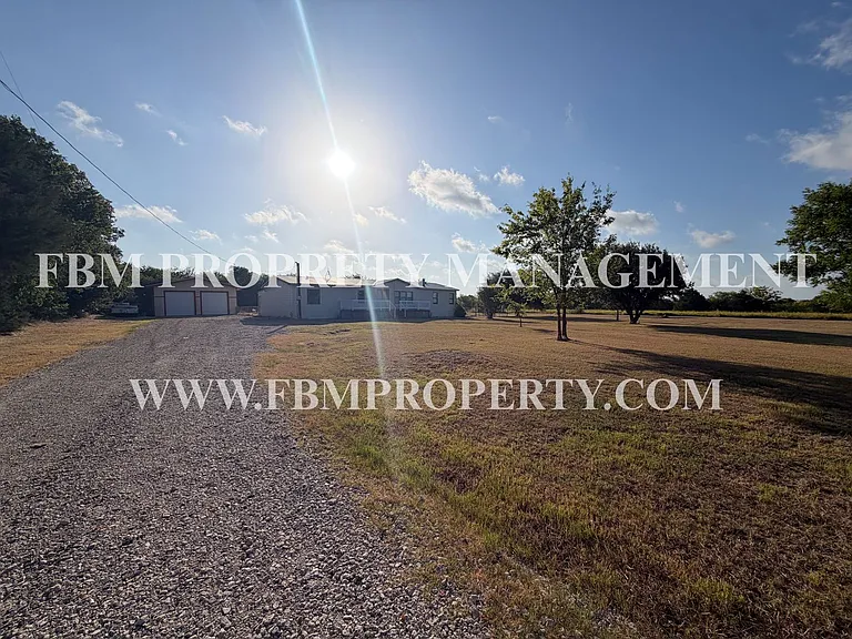 633 Mosley Rd — Photo 2