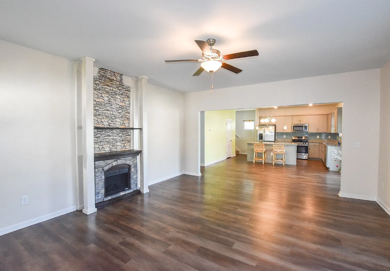 5 bed, 2.5 bath, 2522 sqft, $2,300 — Photo 2