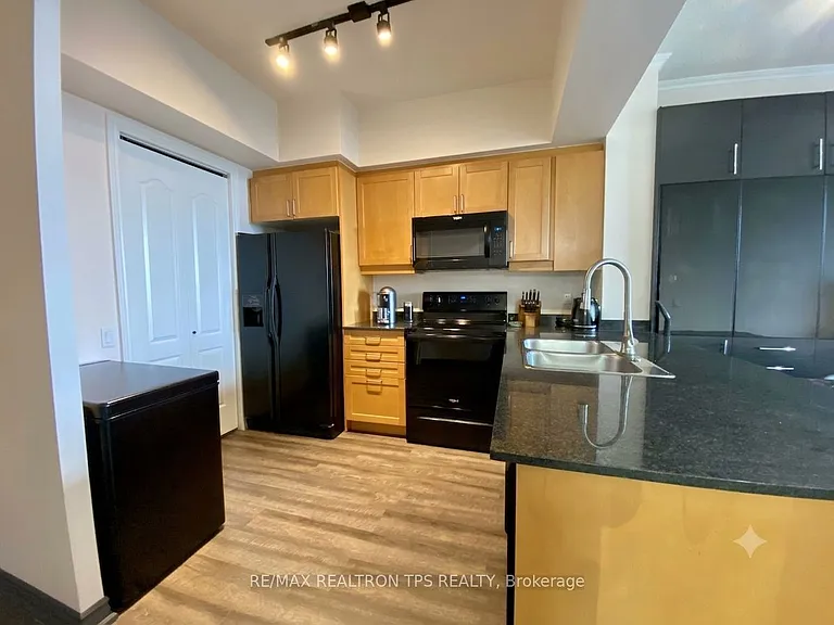 18 William Carson Cres #Penthouse 903 — Photo 5