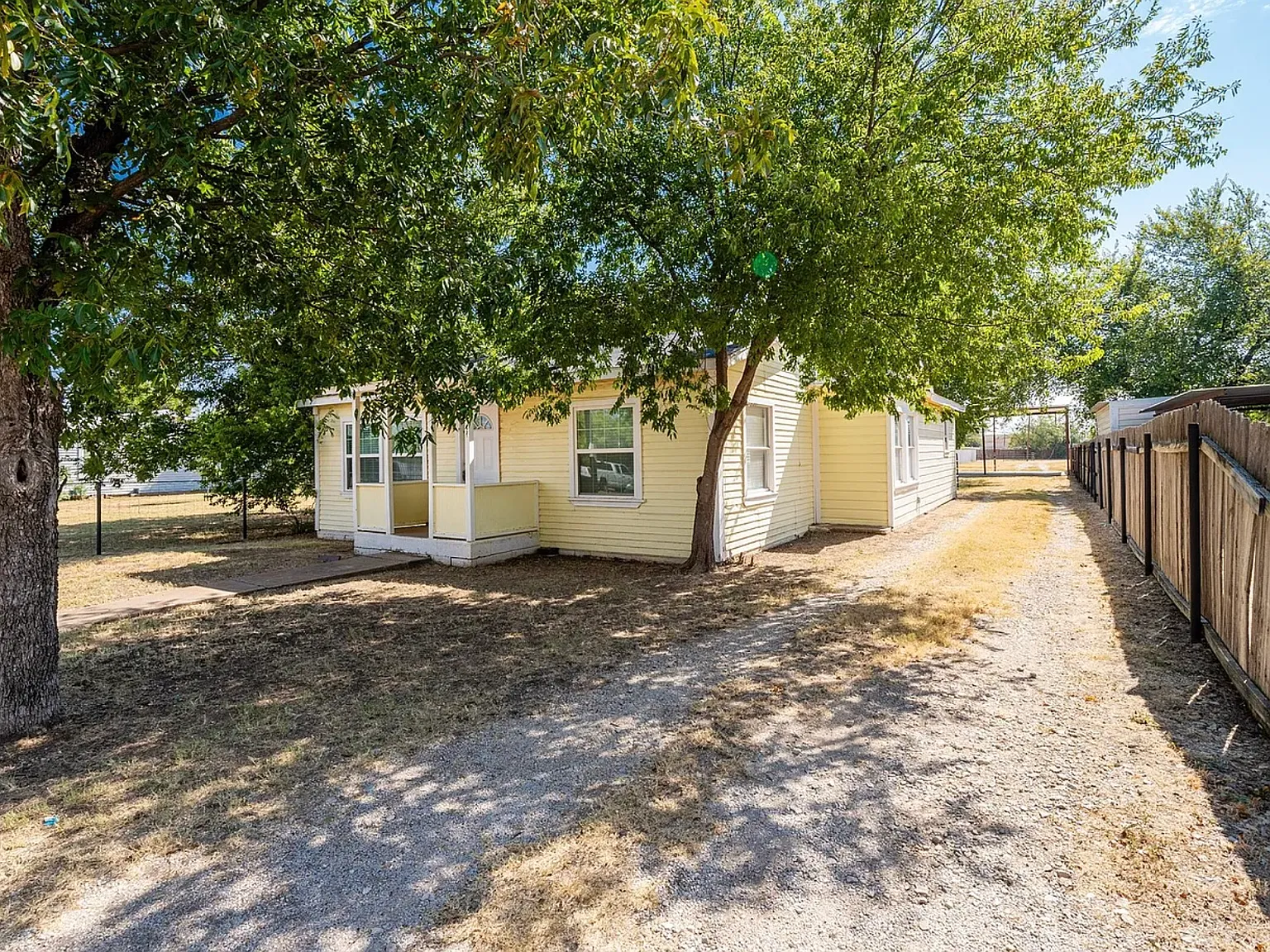 3 bed, 1130 sqft, $2,000 — Photo 3
