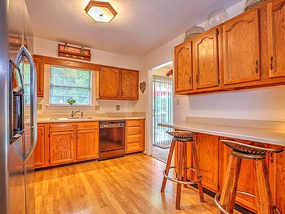 4th image of 155 Cambridge Dr