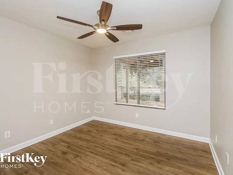 1610 E Desert Ln — Photo 11