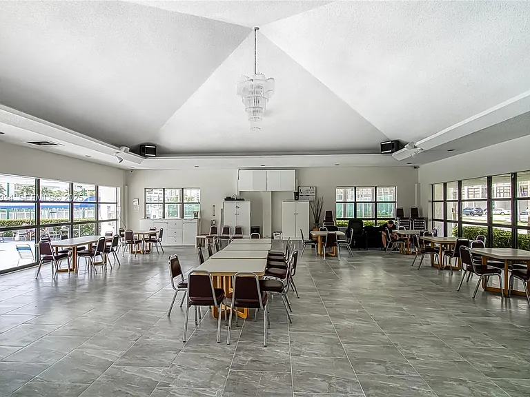 400 Leslie Dr #305 — Photo 39