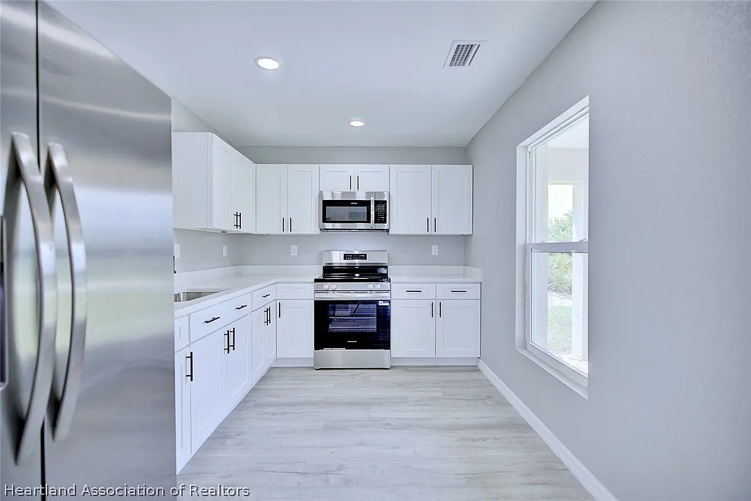 3 bed, 2.0 bath, 1025 sqft, $1,850 — Photo 4
