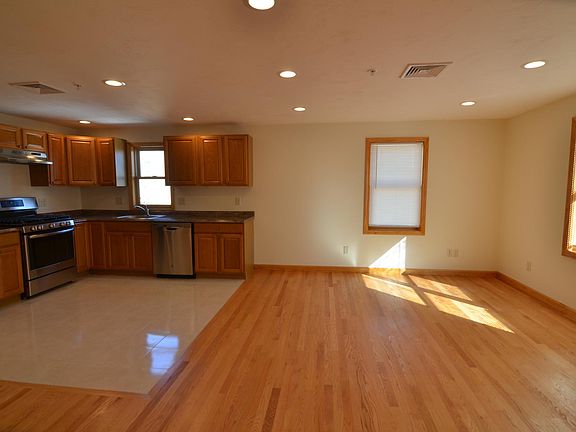 3rd image of 52 Grafton St #4