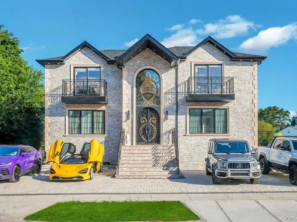 11 Flower Road, Valley Stream, NY 11581