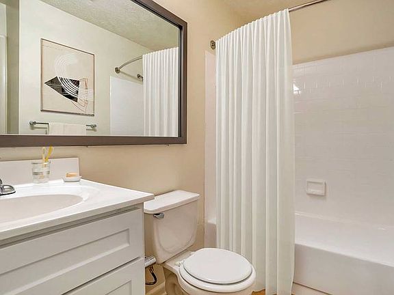 Finish Package IV bath wite white cabinetry and countertop