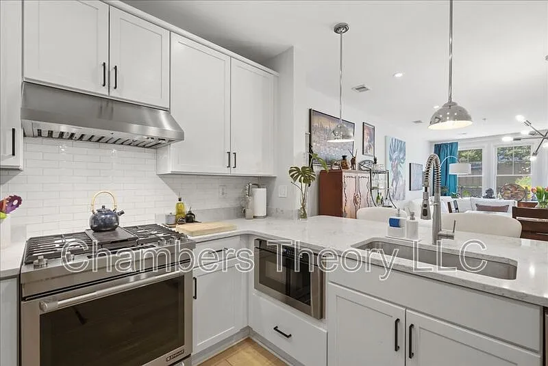 1418 N Rhodes St — Photo 4