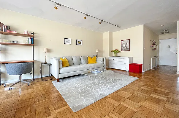 Rented by Coldwell Banker Warburg | media 3