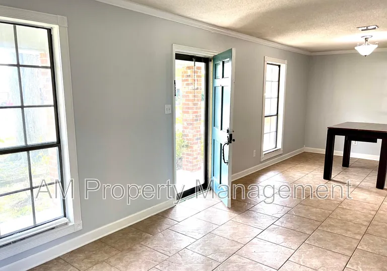 128 Longfellow Dr — Photo 3