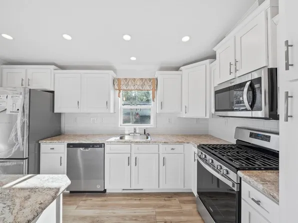 16 Pipers Way, Carver, MA 02330