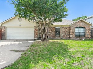 829 Minuteman Dr, Blue Mound, TX 76131