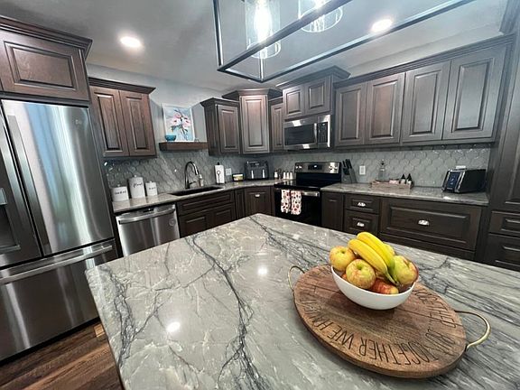 4th image of 982 Excalibur Ct