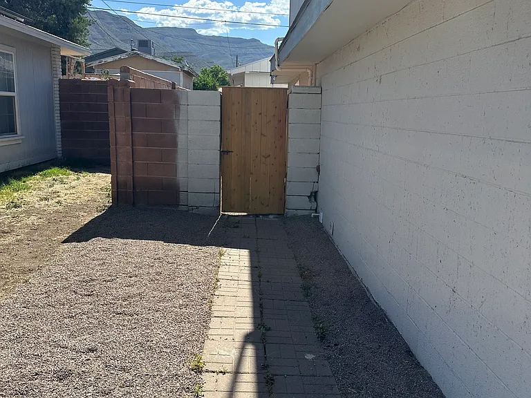 2506 Stanford Ave #B — Photo 9