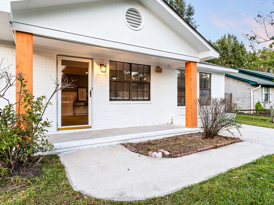 1st image of 207 Village Green Cir