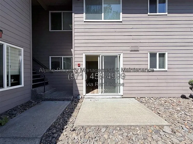 3 bed, 1.0 bath, 950 sqft, $1,860 — Photo 2