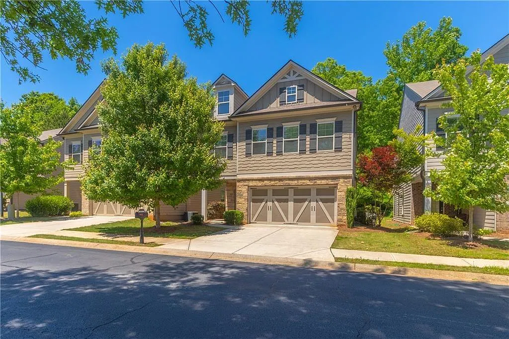 4 bed, 2.5 bath, 2828 sqft, $2,400 — Photo 1