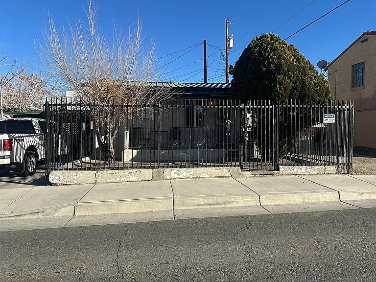 208 University Blvd SE — Photo 15
