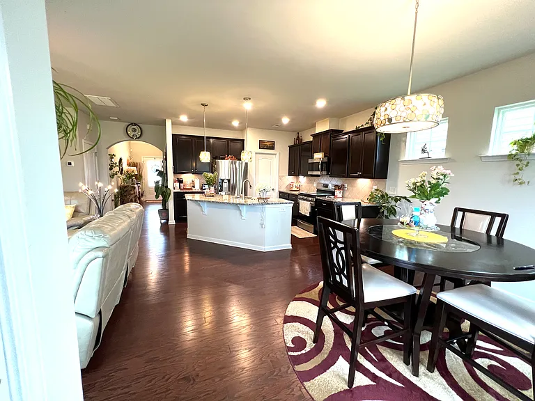 1031 Winnett Dr — Photo 3