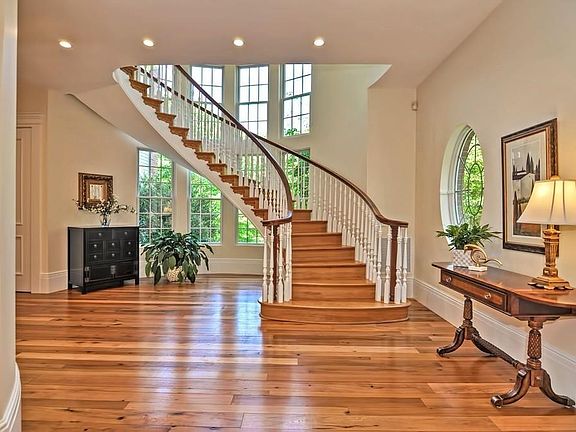 4th image of 275 Underwood St