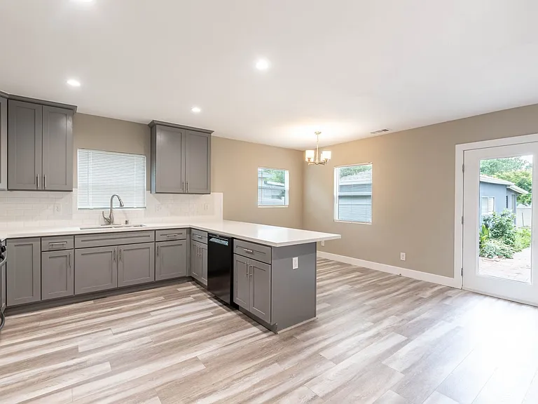 6633 Costello Ave — Photo 12