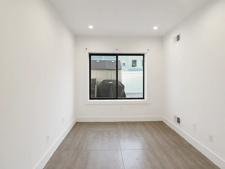986 Jefferson Ave #2 — Photo 6