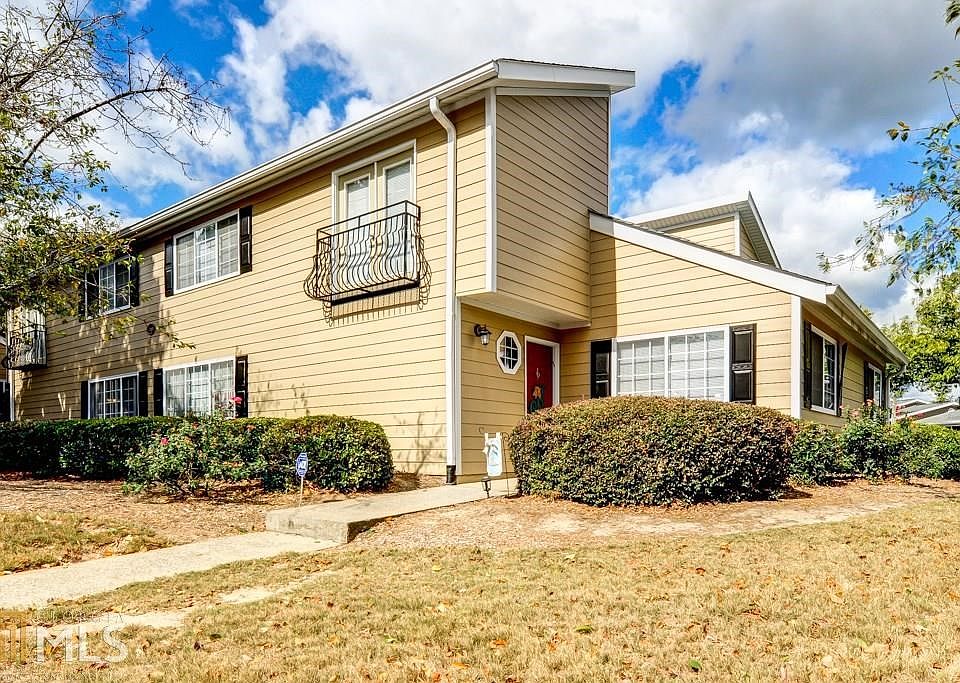 Welcome home! Looking for a new home that has space, upgrades and a great location close to shopping