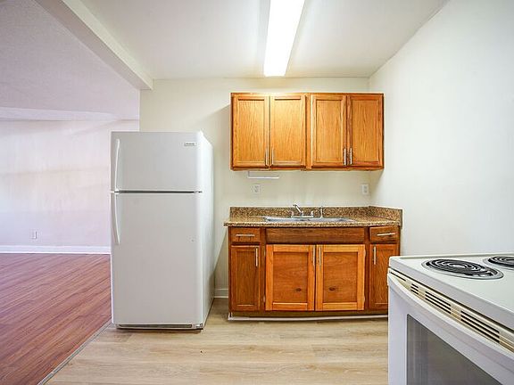 5th image of 43 Oak St