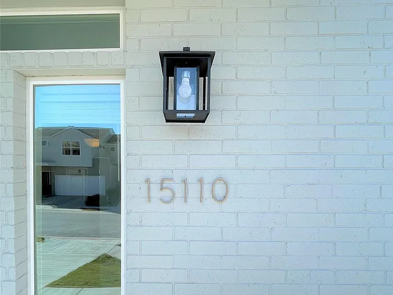 15110 Forum Ave — Photo 5