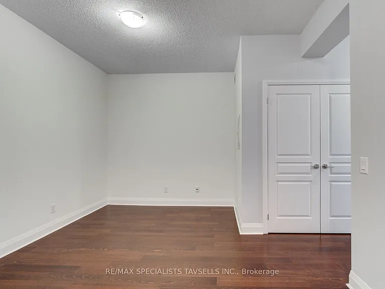 1 Hurontario St #304 — Photo 14
