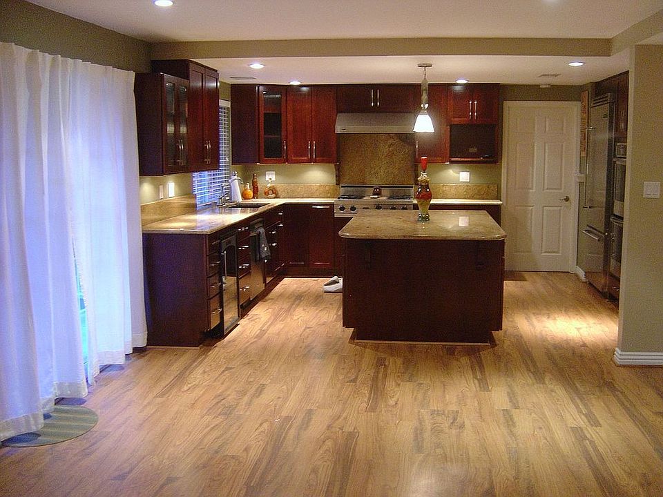 Kitchen w/granite counters, island, stainless appliances & tons of storage