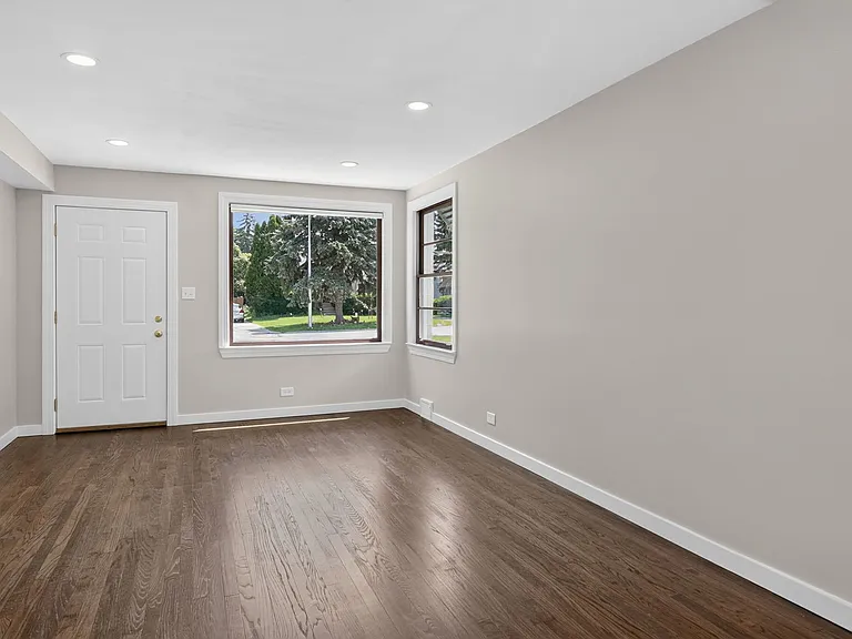 112 S Iowa Ave — Photo 3